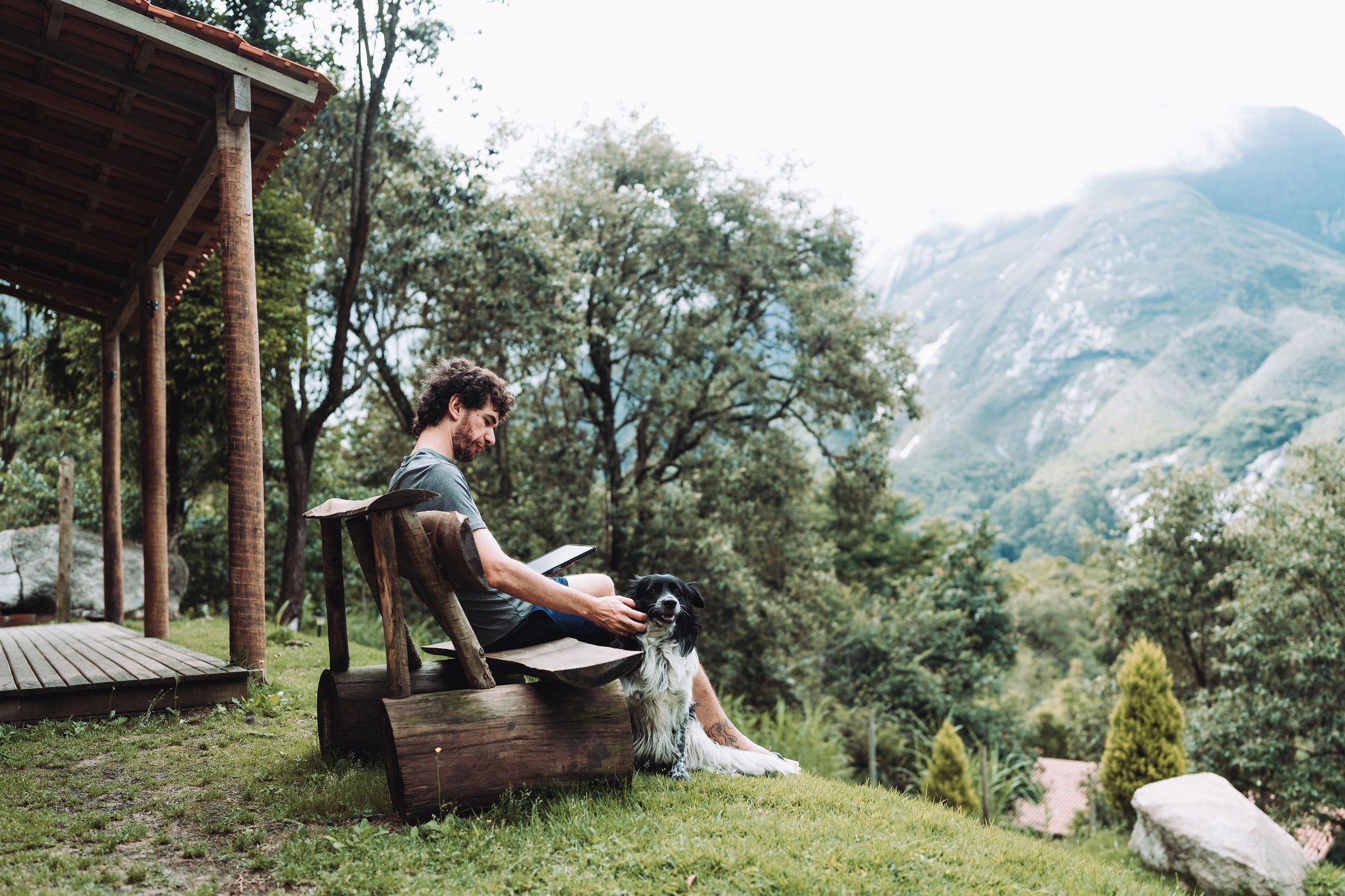 Country house setting for calm pet care visits